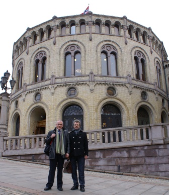 Styreleder Per Olav Nilsen og daglig leder Ole Kristian Rogndokken utenfor Stortinget etter dagens høring.