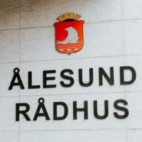 Bilde av skilt i inngangspartiet til Ålesund rådhus