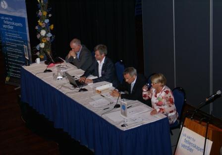 Dirigentbordet (f.v.): Styreleder Per Olav Nilsen, møtesekretær Ole Kristian Rogndokken, møtedirigent Per-Martin Svendsen og varadirigent Torgun M. Bakken Dirigentbordet (f.v.): Styreleder Per Olav Nilsen, møtesekretær Ole Kristian Rogndokken, møtedirigent Per-Martin Svendsen og varadirigent Torgun M. Bakken